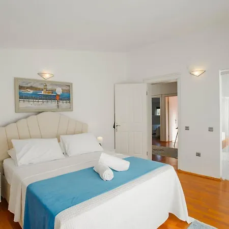 Superb Villa With Private Pool And Excellent View Near Beach In Kas *